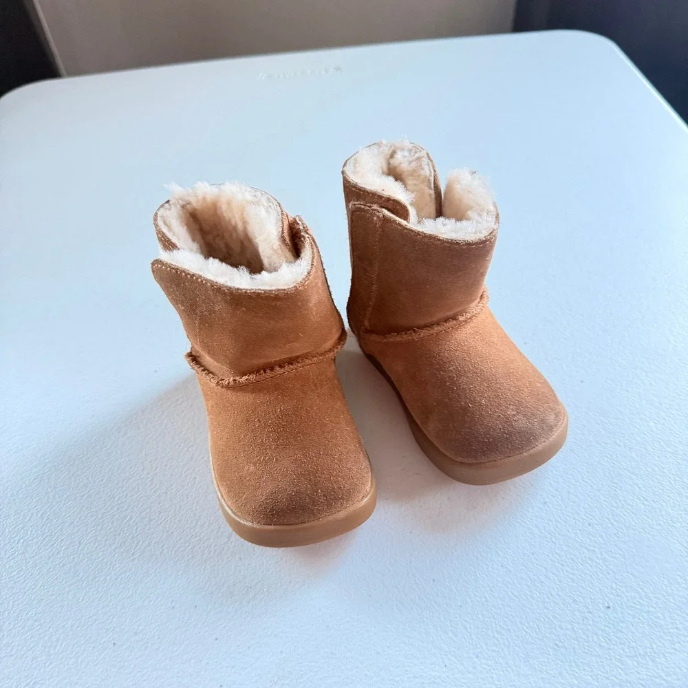 UGG Kids Keelan Chestnut Boots 4 Suede Sheepskin Lining Hook and Loop Closure